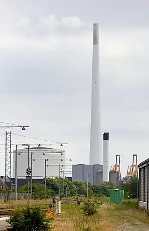 Schornstein des Kraftwerks in Esbjerg von Norden aus gesehen