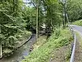 Der Eschbach beim Johanneskotten, begleitet von der Eschbachtalstraße.