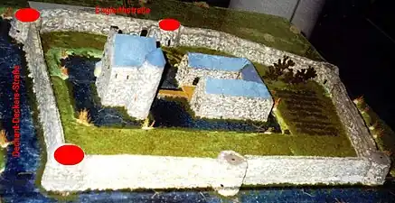 Modell der Eschweiler Burg im 14.&nbsp;Jh. Die heutigen Straßen und drei verbleibenden Türme sind rot markiert.