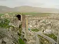 Ruinen der Altstadt mit neuzeitlichen Wohnhäusern im Hintergrund