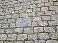 Kopfsteinpflaster mit Gedenktafel von Sean Kelly (Gewinner Paris–Roubaix 1984, 1986)