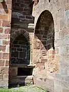 Zwei Grabnischen in der Außenmauer
