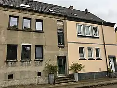 An der Graudenzstraße findet man Häuser aus der zweiten Bauphase. Hier bemerkenswert sind die hohen vertikalen Fenster im Treppenhaus.