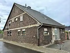 Die breiten Häuser am Platz Knappenstraße und Hegehofs Wiese sind noch weitgehend im Originalzustand. Hier kann man am Giebel individuelle Ornamente sehen.