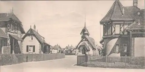Altenhof&nbsp;I mit evangelischer Kapelle, 1901 errichtet (vom Gußmannplatz aus gesehen)
