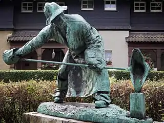 Skulptur eines Gießereiarbeiters am Gußmannplatz (Südseite)