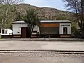Estación El Melocotón (33°&nbsp;41′&nbsp;37″&nbsp;S, 70°&nbsp;20′&nbsp;8″&nbsp;W-33.693611111111-70.3355555555561025) Heute eine Attraktion, Anfang des 20. Jahrhunderts eine wichtige Verkehrsanbindung. Die Fahrtzeit mit der Dampflokomotive ab Puente Alto betrug 45 Minuten für die 13,5&nbsp;km bis El Canelo am Eingang des Cajón del Maipo, zwei Stunden für 35,8&nbsp;km bis El Melocotón und dreieinhalb Stunden für 61,9&nbsp;km bis zur Endhaltestelle in El Volcán.