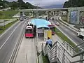 Mérida: Linksverkehr auf abgetrennter Sondertrasse mit erhöhtem Bussteig in Insellage sowie Zugangssperre