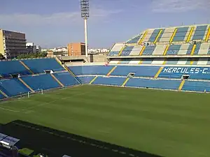 Blick in das Stadion im Zeitraum der Renovierungsarbeiten 2010. Der Unterrang bereits mit der neuen Bestuhlung.