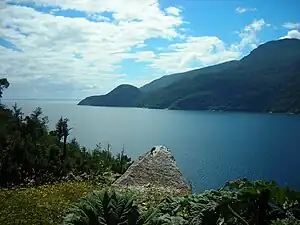 Reloncaví-Fjord nahe seiner Mündung in den Reloncaví-Sund