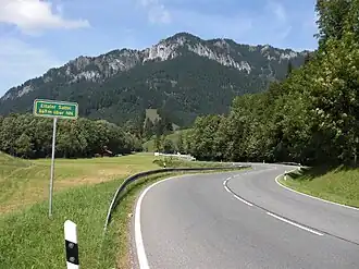 Passhöhe mit Hinweisschild,von Oberau kommend kurz vor Ettal