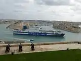 Ausblick über den Grand Harbour; links das Fort St. Angelo in Vittoriosa, rechts Senglea