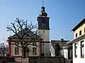 Kirche, Gemeindehaus und Bürgerhaus (rechts)