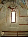 Gotische Fresken an der Seitenwand des Turms