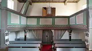 Die umlaufende Empore mit der Orgel über der Eingangstür zum Kirchenraum