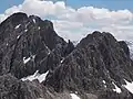 Blick von der Roggalspitze auf die Untere (Große) Wildgrubenspitze (links).