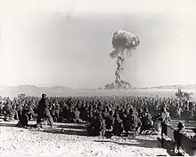 Soldaten beobachten den Kernwaffentest Buster-Jangle Dog während einer Gefechtsübung, November 1951