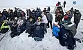 Die Crew mit den Helfern kurz nach der Landung