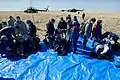 Die Crew mit den Helfern kurz nach der Landung