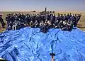 Die Crew mit den Helfern kurz nach der Landung