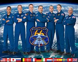 v. l. n. r. Raja Chari, Thomas Marshburn, Matthias Maurer, Anton Schkaplerow, Pjotr Dubrow, Kayla Barron, Mark Vande Hei.