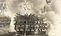 Einschlag einer russischen Granate auf dem französischen Flaggschiff Ville de Paris während des Bombardements von Sewastopol im Krimkrieg 1854. (Ausschnitt aus: "La flotte des alliés attaque et démolit les forts extérieurs de Sébastopol (18 Octobre 1854)")