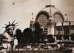 Palais du Champ de Mars und der Kopf der Freiheitsstatue