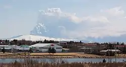Blick über Hella mit Vulkanausbruch des Eyjafjallajökull. 2010