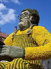 Skulptur aus Narzissen zur Darstellung von Coluche, am Narzissenfest 2011 in Gérardmer
