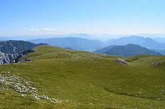 …und ist vom höheren Fölzkogel aus doch nur eine sanfte Wiesenfläche (Gipfelkreuz links hinten).