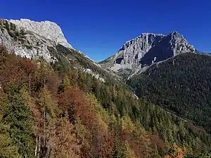 …die gemeinsam mit der Mitteralm (rechts) vom Fölzboden im Süden ein spektakuläres Panorama bildet. Dazwischen führt der Weg auf die Fölzalm hindurch.