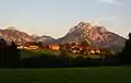 Eschach sowie Säuling (2048&nbsp;m) im Hintergrund von Nordwesten