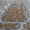 Merowingisches Relief, Vogel trinkt aus Flasche