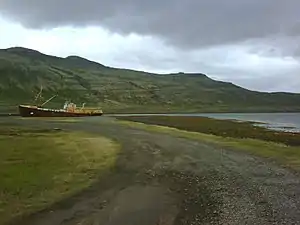 Das erste Stahlschiff Islands am Örlygshafnarvegur