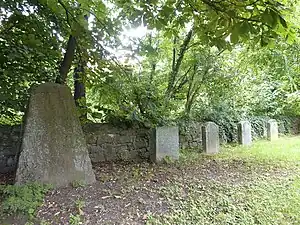 Reste des Kirchhofs