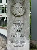 Denkmalstele für Fröbel vor dem Eingang des Holzhausenschlösschens in Frankfurt am Main