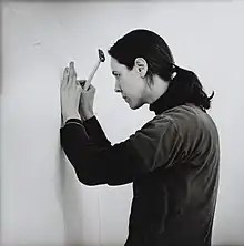 Katharina Hinsberg arbeitet 2002 in der Villa Waldberta an einem Kunstwerk