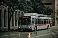 Bus der Linie 2 in Richtung ITC in der Innenstadt von Fort Worth