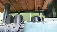 Schornstein, Sandkasten, zwei Dampfdome, Ejektor der Vakuum­bremse und Latowski-Dampfläutewerk auf dem Führerhaus