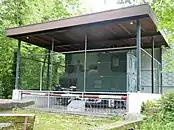 G 3/3 „WYL“ als Denkmal vor dem Klublokal. Sie ist mit Maschen­draht­zaun vor Vandalismus geschützt.
