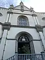 Figur der Maria vom Berge Karmel an der Fassade (oben)