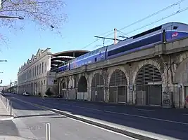 Ein TGV im Bahnhof von Nîmes