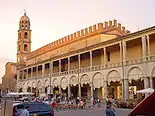 Arkadengänge in Faenza mit dem Palazzo del Podestà im Hintergrund