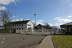 Kasernentor mit Wache