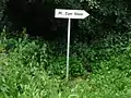 Seit Frühjahr 2008 weisen derartige Wegweiser auf den Gipfelstein des Heidbrinks hin