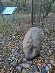 Der Gedenkstein, ein rundlicher Findling, der an das Segelfluggelände erinnert