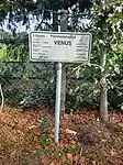 Die Venus steht am Sportplatz 108 Meter von der Sonne entfernt. Der Silhouettenaufkleber der Venus wurde von „Rowdies“ abgeknibbelt