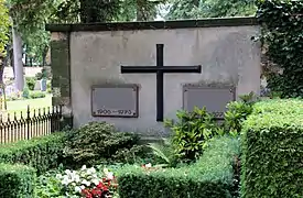 Familiengrabstätte aus der DDR mit Kreuz