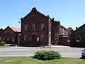 Kinderkrippe, Theater und Schulgebäude