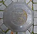Plakette markiert Mittelpunkt